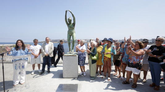 El grupo de jubilados conocido como Los Golfiños que desde hace años se reúnen en Riazor para bañarse en la playa, recibió la mañana de este martes un homenaje: Valentina; una figura de bronce que desde el Paseo Marítimo invita a tomar un baño en el mar