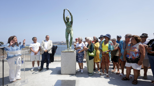 El grupo de jubilados conocido como Los Golfiños que desde hace años se reúnen en Riazor para bañarse en la playa, recibió la mañana de este martes un homenaje: Valentina; una figura de bronce que desde el Paseo Marítimo invita a tomar un baño en el mar