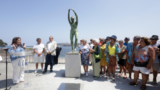 El grupo de jubilados conocido como Los Golfiños que desde hace años se reúnen en Riazor para bañarse en la playa, recibió la mañana de este martes un homenaje: Valentina; una figura de bronce que desde el Paseo Marítimo invita a tomar un baño en el mar
