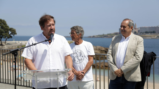 El grupo de jubilados conocido como Los Golfiños que desde hace años se reúnen en Riazor para bañarse en la playa, recibió la mañana de este martes un homenaje: Valentina; una figura de bronce que desde el Paseo Marítimo invita a tomar un baño en el mar