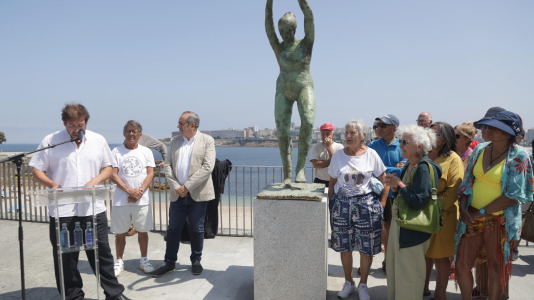 El grupo de jubilados conocido como Los Golfiños que desde hace años se reúnen en Riazor para bañarse en la playa, recibió la mañana de este martes un homenaje: Valentina; una figura de bronce que desde el Paseo Marítimo invita a tomar un baño en el mar