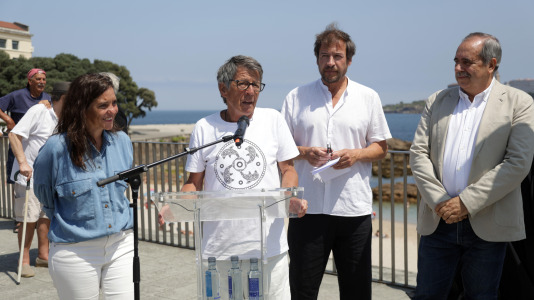 El grupo de jubilados conocido como Los Golfiños que desde hace años se reúnen en Riazor para bañarse en la playa, recibió la mañana de este martes un homenaje: Valentina; una figura de bronce que desde el Paseo Marítimo invita a tomar un baño en el mar