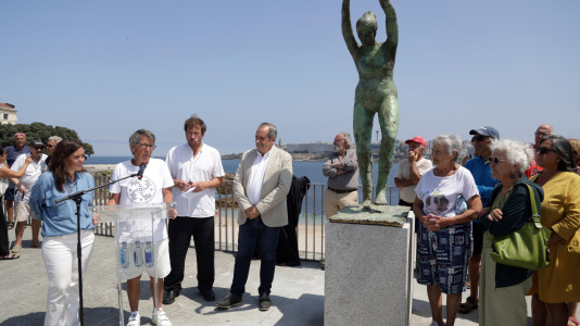 El grupo de jubilados conocido como Los Golfiños que desde hace años se reúnen en Riazor para bañarse en la playa, recibió la mañana de este martes un homenaje: Valentina; una figura de bronce que desde el Paseo Marítimo invita a tomar un baño en el mar