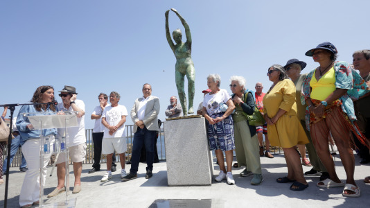 El grupo de jubilados conocido como Los Golfiños que desde hace años se reúnen en Riazor para bañarse en la playa, recibió la mañana de este martes un homenaje: Valentina; una figura de bronce que desde el Paseo Marítimo invita a tomar un baño en el mar
