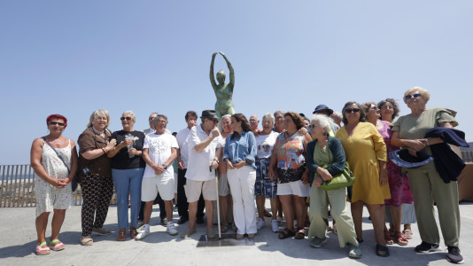 El grupo de jubilados conocido como Los Golfiños que desde hace años se reúnen en Riazor para bañarse en la playa, recibió la mañana de este martes un homenaje: Valentina; una figura de bronce que desde el Paseo Marítimo invita a tomar un baño en el mar