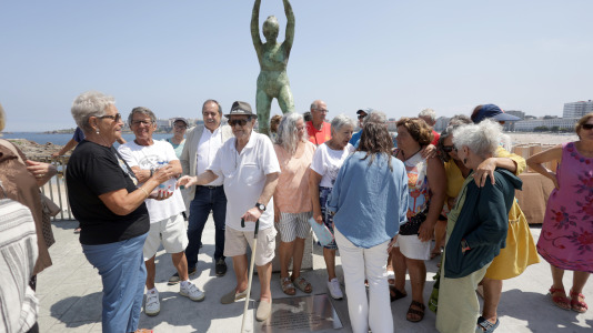 El grupo de jubilados conocido como Los Golfiños que desde hace años se reúnen en Riazor para bañarse en la playa, recibió la mañana de este martes un homenaje: Valentina; una figura de bronce que desde el Paseo Marítimo invita a tomar un baño en el mar