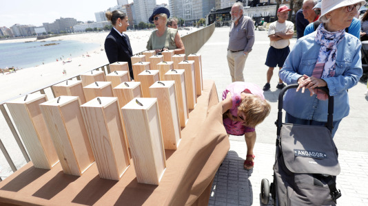 El grupo de jubilados conocido como Los Golfiños que desde hace años se reúnen en Riazor para bañarse en la playa, recibió la mañana de este martes un homenaje: Valentina; una figura de bronce que desde el Paseo Marítimo invita a tomar un baño en el mar