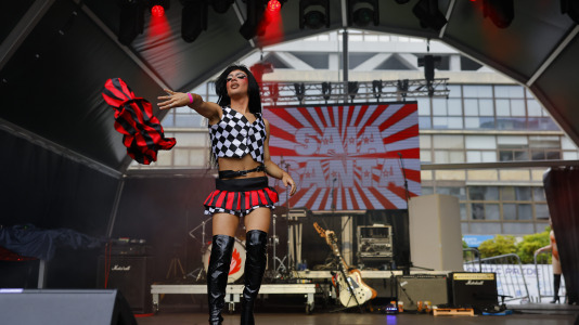 El Atlantic Pride 2026 celebró su tercera jornada en una velada con dos propuestas drag con identidad propia (Saia Santa y Electra) y de dos de las voces de la nueva escena musical gallega (Arde y Montedapena)