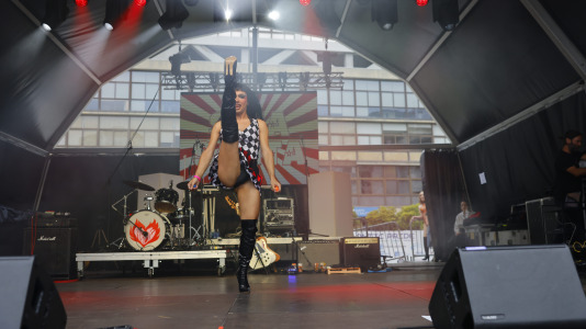 El Atlantic Pride 2026 celebró su tercera jornada en una velada con dos propuestas drag con identidad propia (Saia Santa y Electra) y de dos de las voces de la nueva escena musical gallega (Arde y Montedapena)