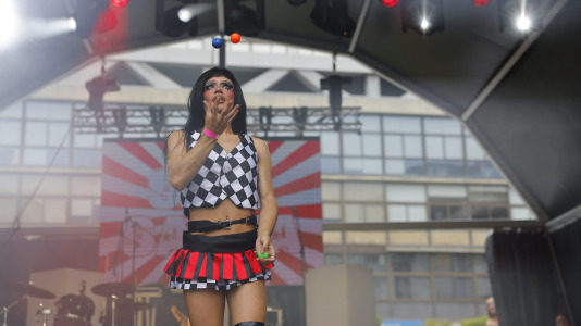 El Atlantic Pride 2026 celebró su tercera jornada en una velada con dos propuestas drag con identidad propia (Saia Santa y Electra) y de dos de las voces de la nueva escena musical gallega (Arde y Montedapena)