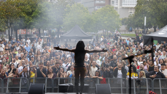 El Atlantic Pride 2026 celebró su tercera jornada en una velada con dos propuestas drag con identidad propia (Saia Santa y Electra) y de dos de las voces de la nueva escena musical gallega (Arde y Montedapena)