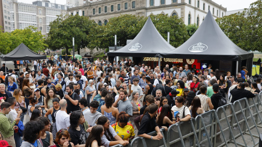 El Atlantic Pride 2026 celebró su tercera jornada en una velada con dos propuestas drag con identidad propia (Saia Santa y Electra) y de dos de las voces de la nueva escena musical gallega (Arde y Montedapena)