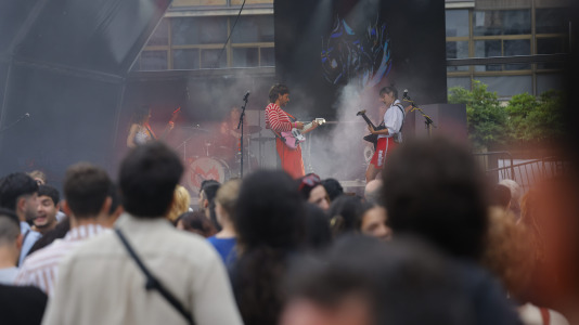 El Atlantic Pride 2026 celebró su tercera jornada en una velada con dos propuestas drag con identidad propia (Saia Santa y Electra) y de dos de las voces de la nueva escena musical gallega (Arde y Montedapena)