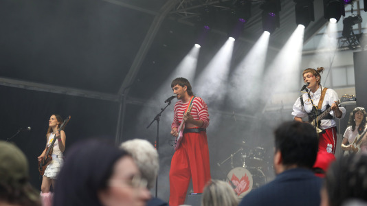 El Atlantic Pride 2026 celebró su tercera jornada en una velada con dos propuestas drag con identidad propia (Saia Santa y Electra) y de dos de las voces de la nueva escena musical gallega (Arde y Montedapena)