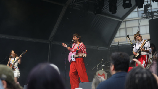 El Atlantic Pride 2026 celebró su tercera jornada en una velada con dos propuestas drag con identidad propia (Saia Santa y Electra) y de dos de las voces de la nueva escena musical gallega (Arde y Montedapena)