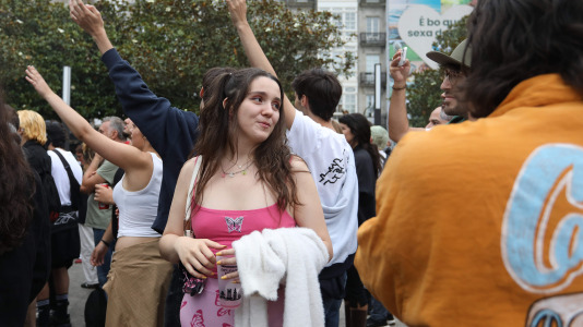 El Atlantic Pride 2026 celebró su tercera jornada en una velada con dos propuestas drag con identidad propia (Saia Santa y Electra) y de dos de las voces de la nueva escena musical gallega (Arde y Montedapena)