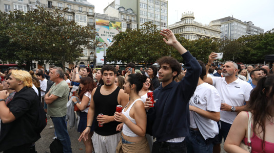 El Atlantic Pride 2026 celebró su tercera jornada en una velada con dos propuestas drag con identidad propia (Saia Santa y Electra) y de dos de las voces de la nueva escena musical gallega (Arde y Montedapena)
