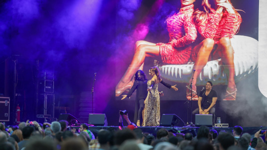 Este jueves el dúo musical Azúcar Moreno llenó  de ritmo, energía Méndez Núñez