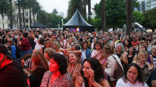 Este jueves el dúo musical Azúcar Moreno llenó  de ritmo, energía Méndez Núñez