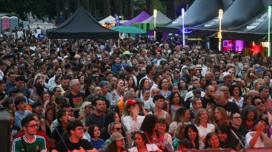 Este jueves el dúo musical Azúcar Moreno llenó  de ritmo, energía Méndez Núñez
