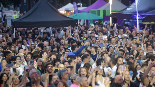 Este jueves el dúo musical Azúcar Moreno llenó  de ritmo, energía Méndez Núñez