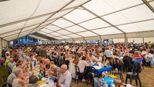 Multitudinaria comida popular
