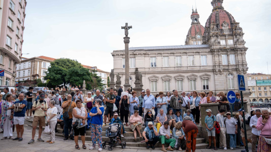 Desde la iglesia de San Jorge partió la Virgen del Carmen en su tradicional recorrido por las calles del centro de la ciudad hasta O Parrote, donde fue embarcada para junto con otros barcos hacer un recorrido por las aguas coruñesas