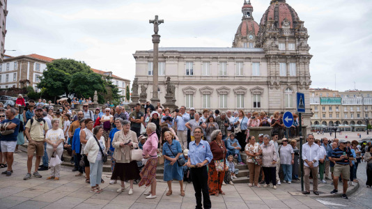Desde la iglesia de San Jorge partió la Virgen del Carmen en su tradicional recorrido por las calles del centro de la ciudad hasta O Parrote, donde fue embarcada para junto con otros barcos hacer un recorrido por las aguas coruñesas