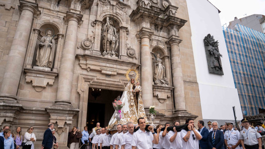 Desde la iglesia de San Jorge partió la Virgen del Carmen en su tradicional recorrido por las calles del centro de la ciudad hasta O Parrote, donde fue embarcada para junto con otros barcos hacer un recorrido por las aguas coruñesas