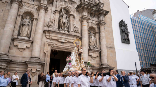 Desde la iglesia de San Jorge partió la Virgen del Carmen en su tradicional recorrido por las calles del centro de la ciudad hasta O Parrote, donde fue embarcada para junto con otros barcos hacer un recorrido por las aguas coruñesas