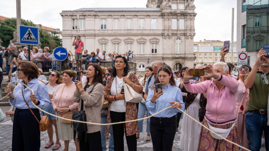 Desde la iglesia de San Jorge partió la Virgen del Carmen en su tradicional recorrido por las calles del centro de la ciudad hasta O Parrote, donde fue embarcada para junto con otros barcos hacer un recorrido por las aguas coruñesas