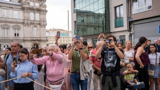 Desde la iglesia de San Jorge partió la Virgen del Carmen en su tradicional recorrido por las calles del centro de la ciudad hasta O Parrote, donde fue embarcada para junto con otros barcos hacer un recorrido por las aguas coruñesas