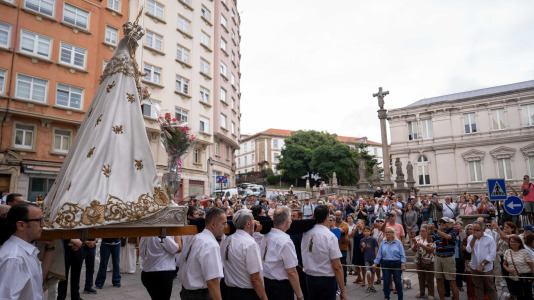Desde la iglesia de San Jorge partió la Virgen del Carmen en su tradicional recorrido por las calles del centro de la ciudad hasta O Parrote, donde fue embarcada para junto con otros barcos hacer un recorrido por las aguas coruñesas