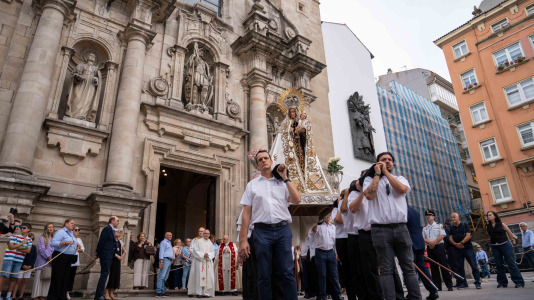 Desde la iglesia de San Jorge partió la Virgen del Carmen en su tradicional recorrido por las calles del centro de la ciudad hasta O Parrote, donde fue embarcada para junto con otros barcos hacer un recorrido por las aguas coruñesas