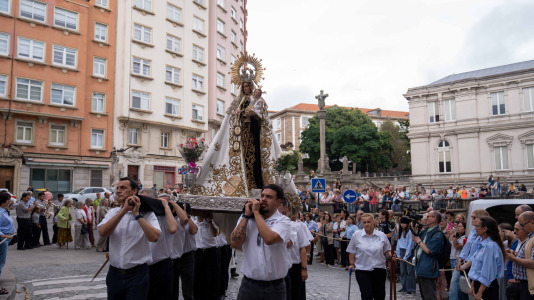 Desde la iglesia de San Jorge partió la Virgen del Carmen en su tradicional recorrido por las calles del centro de la ciudad hasta O Parrote, donde fue embarcada para junto con otros barcos hacer un recorrido por las aguas coruñesas