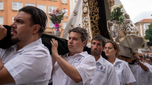 Desde la iglesia de San Jorge partió la Virgen del Carmen en su tradicional recorrido por las calles del centro de la ciudad hasta O Parrote, donde fue embarcada para junto con otros barcos hacer un recorrido por las aguas coruñesas