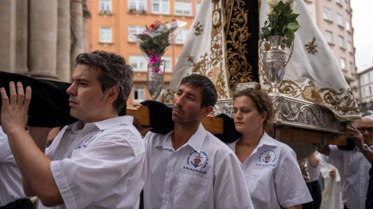 Desde la iglesia de San Jorge partió la Virgen del Carmen en su tradicional recorrido por las calles del centro de la ciudad hasta O Parrote, donde fue embarcada para junto con otros barcos hacer un recorrido por las aguas coruñesas