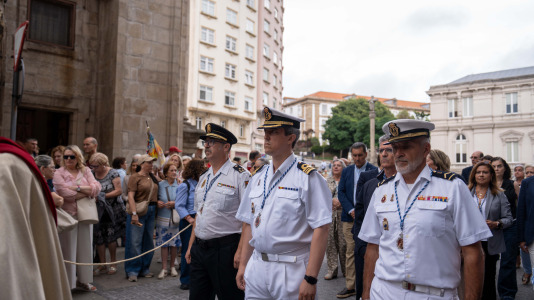 Desde la iglesia de San Jorge partió la Virgen del Carmen en su tradicional recorrido por las calles del centro de la ciudad hasta O Parrote, donde fue embarcada para junto con otros barcos hacer un recorrido por las aguas coruñesas