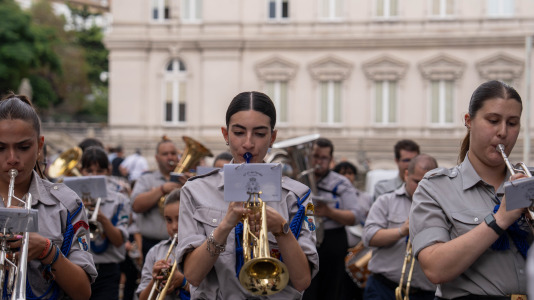 Desde la iglesia de San Jorge partió la Virgen del Carmen en su tradicional recorrido por las calles del centro de la ciudad hasta O Parrote, donde fue embarcada para junto con otros barcos hacer un recorrido por las aguas coruñesas