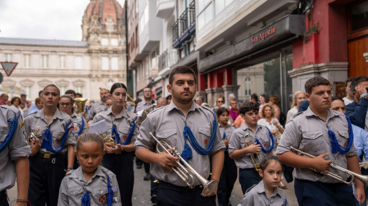 Desde la iglesia de San Jorge partió la Virgen del Carmen en su tradicional recorrido por las calles del centro de la ciudad hasta O Parrote, donde fue embarcada para junto con otros barcos hacer un recorrido por las aguas coruñesas