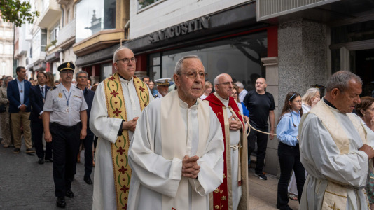 Desde la iglesia de San Jorge partió la Virgen del Carmen en su tradicional recorrido por las calles del centro de la ciudad hasta O Parrote, donde fue embarcada para junto con otros barcos hacer un recorrido por las aguas coruñesas