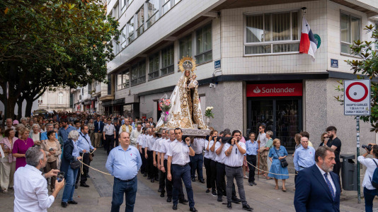 Desde la iglesia de San Jorge partió la Virgen del Carmen en su tradicional recorrido por las calles del centro de la ciudad hasta O Parrote, donde fue embarcada para junto con otros barcos hacer un recorrido por las aguas coruñesas