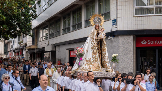 Desde la iglesia de San Jorge partió la Virgen del Carmen en su tradicional recorrido por las calles del centro de la ciudad hasta O Parrote, donde fue embarcada para junto con otros barcos hacer un recorrido por las aguas coruñesas