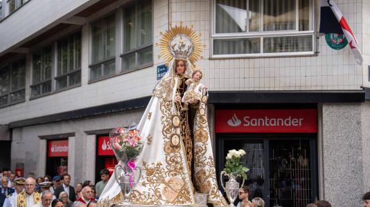 Desde la iglesia de San Jorge partió la Virgen del Carmen en su tradicional recorrido por las calles del centro de la ciudad hasta O Parrote, donde fue embarcada para junto con otros barcos hacer un recorrido por las aguas coruñesas