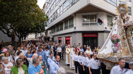 Desde la iglesia de San Jorge partió la Virgen del Carmen en su tradicional recorrido por las calles del centro de la ciudad hasta O Parrote, donde fue embarcada para junto con otros barcos hacer un recorrido por las aguas coruñesas