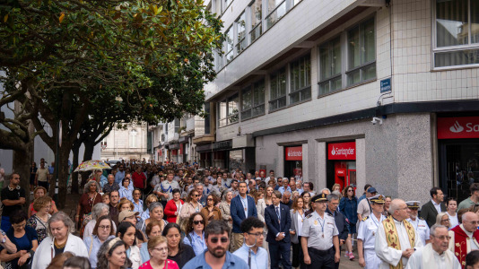 Desde la iglesia de San Jorge partió la Virgen del Carmen en su tradicional recorrido por las calles del centro de la ciudad hasta O Parrote, donde fue embarcada para junto con otros barcos hacer un recorrido por las aguas coruñesas