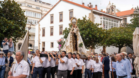 Desde la iglesia de San Jorge partió la Virgen del Carmen en su tradicional recorrido por las calles del centro de la ciudad hasta O Parrote, donde fue embarcada para junto con otros barcos hacer un recorrido por las aguas coruñesas