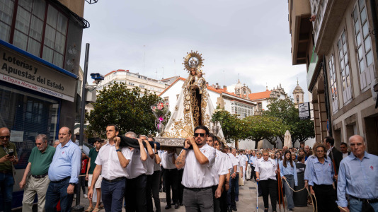Desde la iglesia de San Jorge partió la Virgen del Carmen en su tradicional recorrido por las calles del centro de la ciudad hasta O Parrote, donde fue embarcada para junto con otros barcos hacer un recorrido por las aguas coruñesas