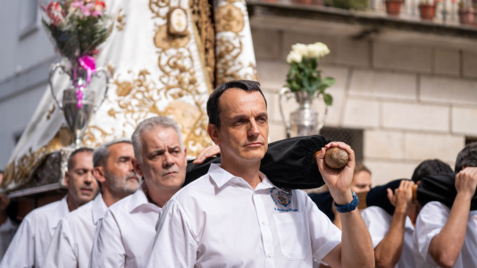 Desde la iglesia de San Jorge partió la Virgen del Carmen en su tradicional recorrido por las calles del centro de la ciudad hasta O Parrote, donde fue embarcada para junto con otros barcos hacer un recorrido por las aguas coruñesas