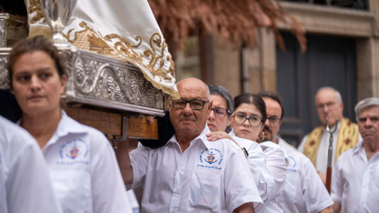 Desde la iglesia de San Jorge partió la Virgen del Carmen en su tradicional recorrido por las calles del centro de la ciudad hasta O Parrote, donde fue embarcada para junto con otros barcos hacer un recorrido por las aguas coruñesas